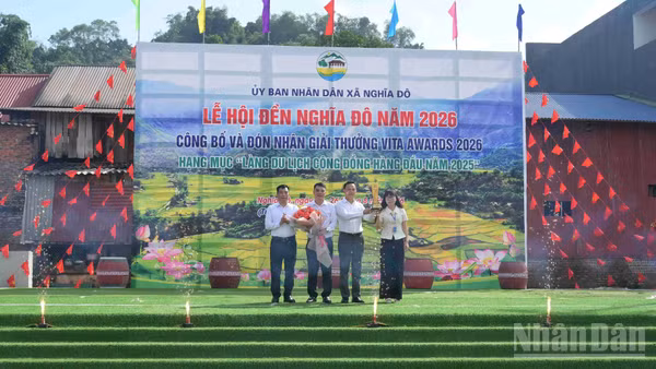 Lãnh đạo Sở Văn hóa, Thể thao và Du lịch tỉnh Lào Cai trao giải thưởng “Làng du lịch cộng đồng hàng đầu năm 2025” cho xã Nghĩa Đô. (Ảnh: CÔNG HẢI)