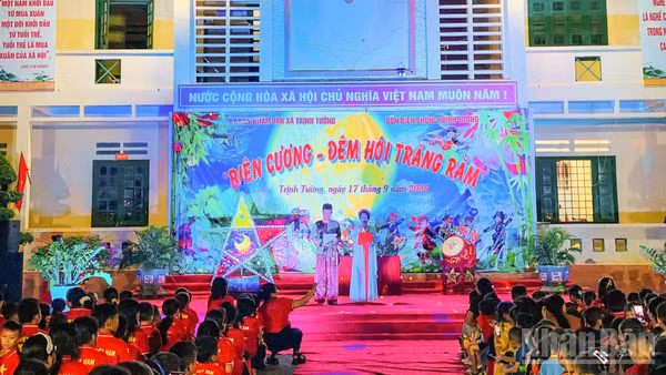Chương trình “Biên cương - Đêm hội trăng rằm” mang đến cho các em học sinh Trường phổ thông dân tộc bán trú tiểu học và trung học cơ sở Cốc Mỳ không khí vui tươi, đầm ấm. (Ảnh: Đồn Biên phòng Trịnh Tường cung cấp)