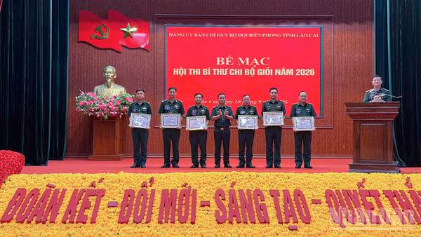 Đại tá Trần Quang Tùng, Chính ủy Bộ đội Biên phòng Lào Cai tặng giấy khen cho các cá nhân đoạt giải Nhất, Nhì và Ba. (Ảnh: THÀNH TÂM)