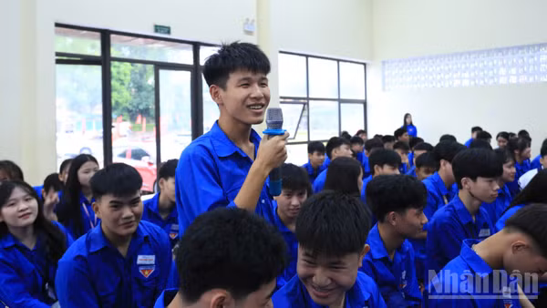 Các em học sinh hào hứng tham gia hỏi đáp nhận diện những hành vi có thể dẫn đến hoặc cấu thành bạo lực học đường và cách xử lý khi gặp vấn đề. (Ảnh: THÀNH TÂM)