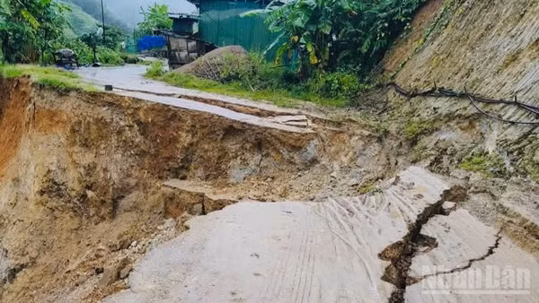 Mưa lớn gây sạt lở nhiều nơi tại phường Cầu Thia. (Ảnh: Ủy ban nhân dân phường Cầu Thia)