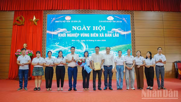 Lãnh đạo xã Bản Lầu tặng hoa chúc mừng tổ hợp tác, câu lạc bộ khởi nghiệp được thành lập. (Ảnh: TÂM THỜI)