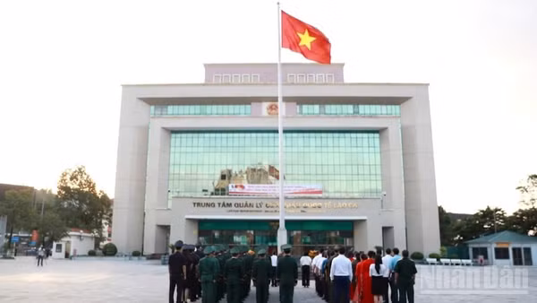 Trang nghiêm Lễ chào cờ kỷ niệm 81 năm Quốc khánh nước Cộng hòa xã hội chủ nghĩa Việt Nam (2/9/1945-2/9/2026) tại Cửa khẩu quốc tế Lào Cai. (Ảnh: CÔNG HẢI)