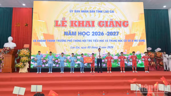 Đồng chí Nguyễn Thế Phước, Phó Bí thư Tỉnh ủy, Chủ tịch Ủy ban Mặt trận Tổ quốc Việt Nam tỉnh Lào Cai trao quà của Tổng Bí thư, Chủ tịch nước Tô Lâm gửi tặng các em học sinh. (Ảnh: CÔNG HẢI)