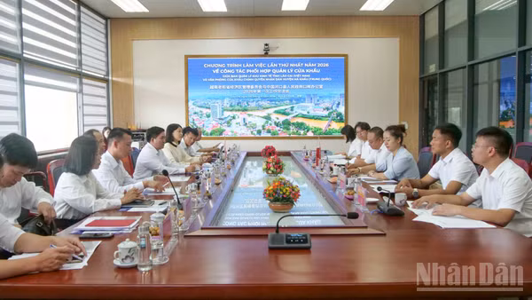 Quang cảnh buổi làm việc lần thứ nhất năm 2026 giữa Ban Quản lý Khu kinh tế tỉnh Lào Cai và Văn phòng cửa khẩu, Chính quyền nhân dân huyện Hà Khẩu về công tác phối hợp quản lý cửa khẩu. (Ảnh: CÔNG HẢI)