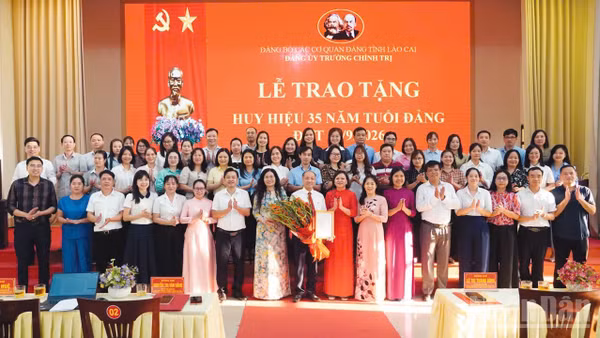 Đồng chí Hứa Tân Hưng, Hiệu trưởng Trường Chính trị tỉnh Lào Cai được trao Huy hiệu 35 năm tuổi Đảng. (Ảnh Trường Chính trị tỉnh Lào Cai cung cấp)