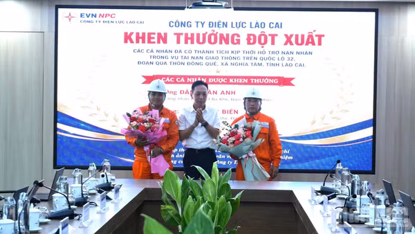 Lãnh đạo Công ty Điện lực Lào Cai trao quyết định khen thưởng đột xuất và biểu dương hai nhân viên có hành động đẹp giúp đỡ người gặp nạn. (Ảnh: Công ty Điện lực Lào Cai cung cấp)