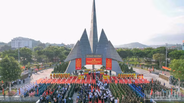 Lễ viếng, truy điệu và an táng hài cốt liệt sĩ được tỉnh Lào Cai tổ chức trang trọng. (Ảnh: CÔNG HẢI)