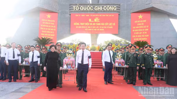 Phó Thủ tướng Chính phủ Phạm Thị Thanh Trà di quan hài cốt các Anh hùng liệt sĩ về nơi an nghỉ cuối cùng. (Ảnh: CÔNG HẢI)
