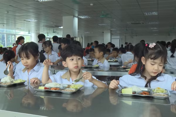 [Video] Không vì yêu cầu tiến độ bữa ăn mà bỏ qua các yêu cầu về an toàn thực phẩm