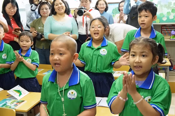 [Video] Lễ khai giảng đặc biệt của bệnh nhi ung thư
