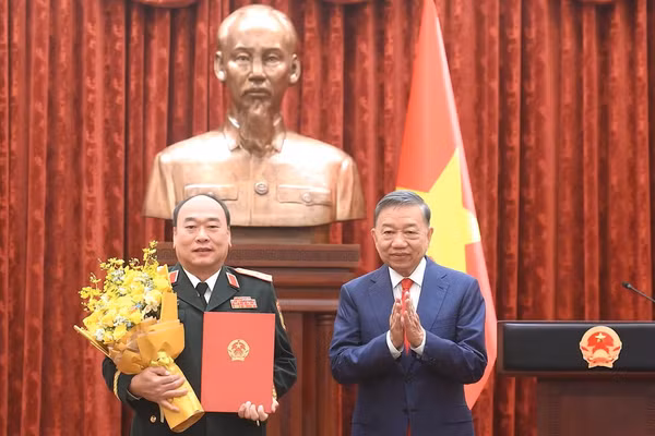 [Video] Trao Quyết định thăng quân hàm Thượng tướng đối với đồng chí Lê Quang Đạo