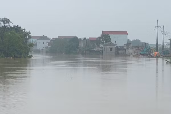 [Video] Mưa lũ làm hơn 16.000 căn nhà bị ngập, 3 người tử vong