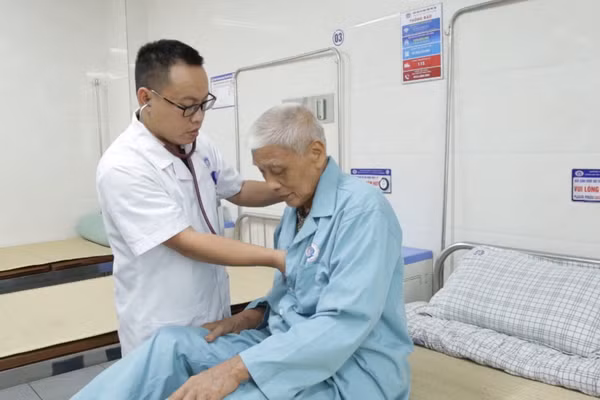 [Video] Cứu sống người bệnh ngừng tim 15 lần liên tiếp