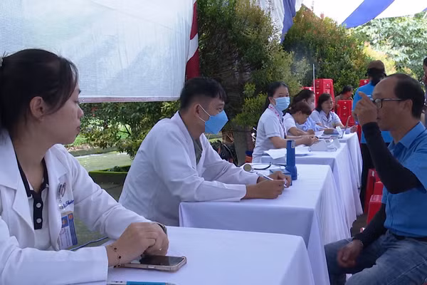 [Video] Khám mắt và cấp phát thuốc miễn phí cho người dân vùng biên