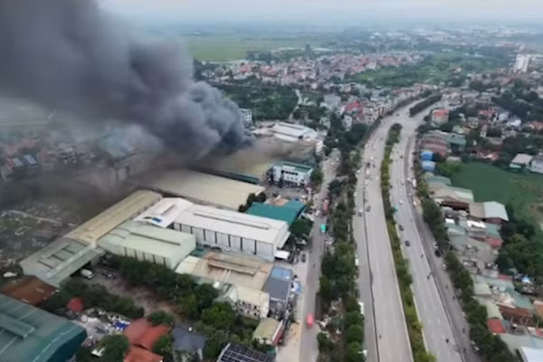 [Video] Khẩn trương khống chế đám cháy tại xưởng mộc ở phường Chương Mỹ 