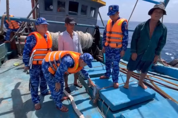 [Video] Cảnh sát biển 4 bắt giữ tàu vận chuyển trái phép 130.000 lít dầu D.O 