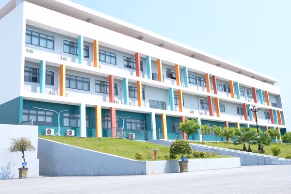 [Video] Thí sinh thi lại tốt nghiệp THPT tại trường THPT Chuyên Tuyên Quang bắt đầu làm thủ tục dự thi