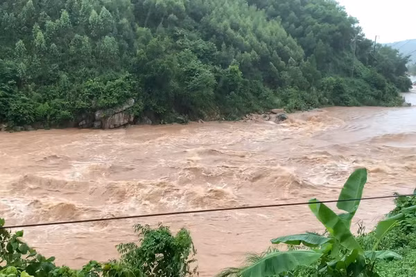 [Video] Nhiều nhà dân ở Bắc Ninh bị cô lập, giao thông chia cắt do mưa lũ bão số 4