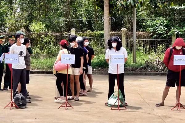 [Video] Tiếp nhận công dân Việt Nam được Campuchia trao trả