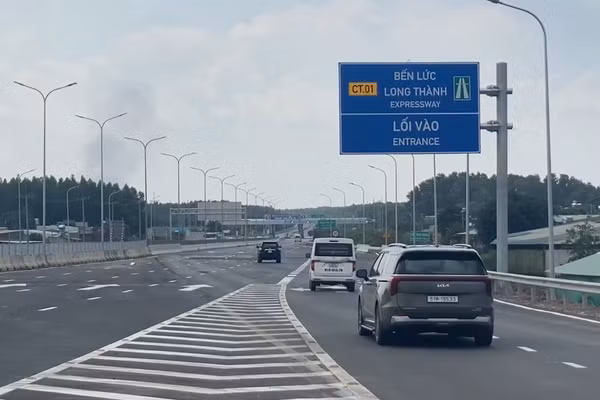 [Video] Cao tốc Bến Lức - Long Thành đón gần 25.000 lượt phương tiện sau ngày đầu thông tuyến
