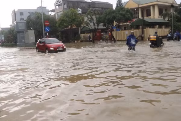 [Video] Mưa lớn diện rộng ở Trung Bộ, TP Huế và Đà Nẵng có nơi mưa trên 600mm