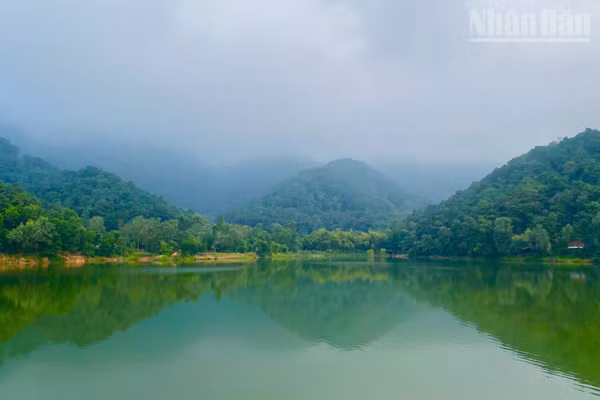Hồ Hàm Lợn. (Ảnh: Ngân Nguyễn)