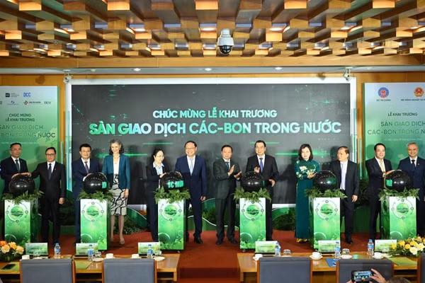 Đúng giờ mở cửa thị trường, nguyên Phó Thủ tướng Trần Hồng Hà cùng các đại biểu đã thực hiện nghi thức khai trương Sàn Giao dịch carbon trong nước, bắt đầu phiên giao dịch đầu tiên của thị trường carbon.. (Ảnh: BTC)