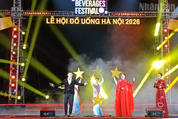 Một tiết mục văn nghệ tại lễ bế mạc Lễ hội đồ uống Hà Nội 2026. Ảnh: Minh Đức