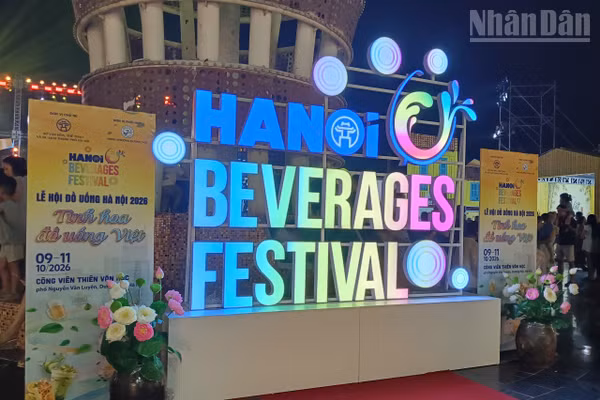 Không gian Lễ hội được trang trí với hệ thống cổng chào, tiểu cảnh, khu check-in và các điểm trải nghiệm mang dấu ấn riêng. (Ảnh: MINH ĐỨC)