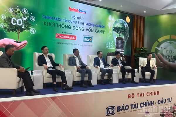 Các diễn giả tham dự Hội thảo “Chính sách tín dụng và thị trường Carbon: Khơi thông dòng vốn xanh”. (Ảnh: PV)