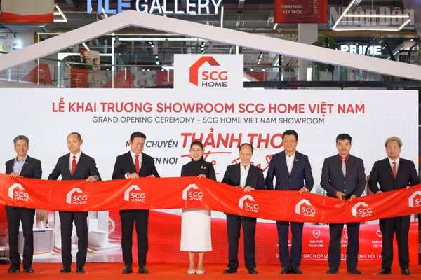 Các đại biểu thực hiện nghi thức cắt băng chính thức khai trương Showroom SCG Home Việt Nam. (Ảnh: BTC)