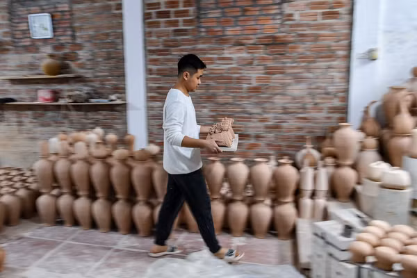 Sản xuất gốm tại làng Bát Tràng. (Ảnh: Thành Đạt)