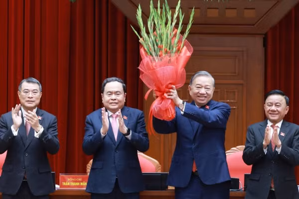 Ban Chấp hành Trung ương Đảng khóa XIV thống nhất tuyệt đối bầu đồng chí Tô Lâm tiếp tục giữ chức Tổng Bí thư. (Ảnh: TTXVN)
