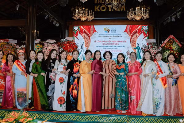 Nguyên Phó Chủ tịch nước Đặng Thị Ngọc Thịnh và Chủ tịch Hiệp hội Văn hóa Áo dài Việt Nam Đặng Thị Bích Liên chụp ảnh lưu niệm cùng các đại biểu tham dự sự kiện. (Ảnh: L.HƯỜNG)