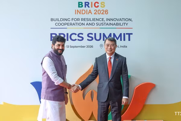 Quan chức cấp cao Ấn Độ đón Thủ tướng Lê Minh Hưng tại sân bay quốc tế Indira Gandhi, thủ đô New Delhi, ngày 12/9/2026. (Ảnh: TTXVN)