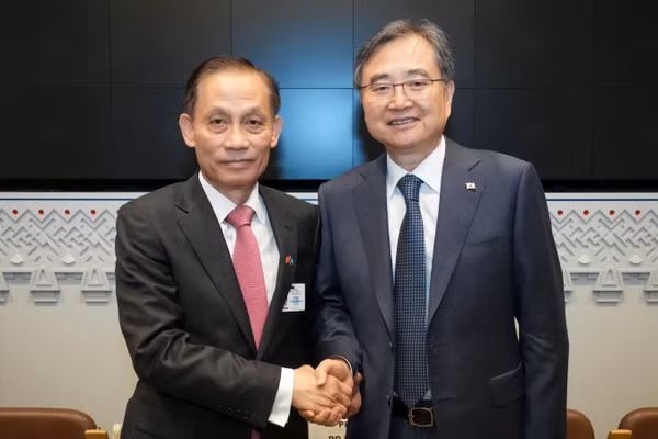 Quyền Bộ trưởng Ngoại giao Lê Hoài Trung gặp Bộ trưởng Ngoại giao Hàn Quốc Cho Hyun. (Ảnh: Bộ Ngoại giao Việt Nam)
