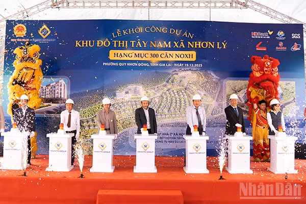 Các đại biểu nhấn nút khởi công dự án.