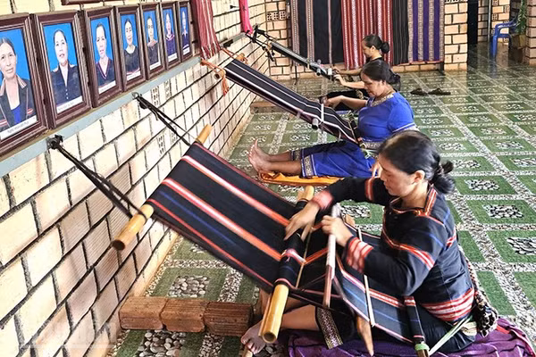 Những nghệ nhân ở câu lạc bộ dệt thổ cẩm ở làng Phung kiên trì, miệt mài giữ lửa nghề truyền thống.