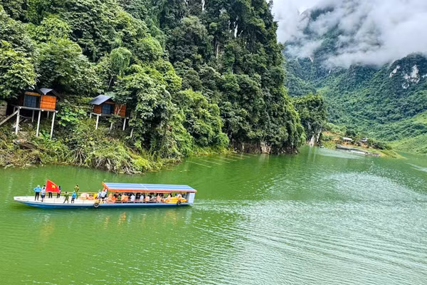 Các tháng cuối năm thích hợp cho những chuyến đi thuyền ngắm cảnh, khám phá lòng hồ sông Đà. (Ảnh: Q.HOA)