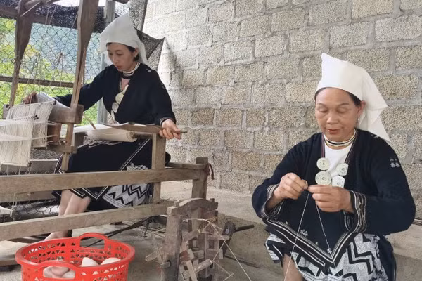 Những phụ nữ dân tộc Dao ở Bản Cám Thượng vẫn dệt vải hằng ngày. (Ảnh: NGỌC TÚ)