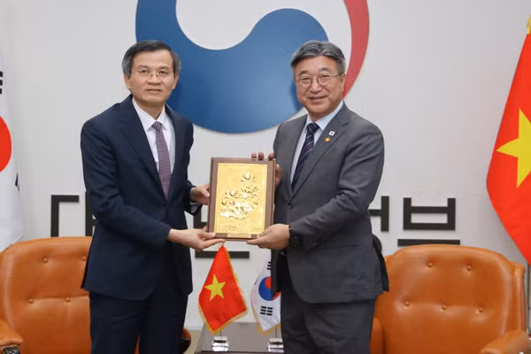 Phó Giáo sư, Tiến sĩ Đoàn Minh Huấn, Ủy viên Bộ Chính trị, Giám đốc Học viện Chính trị quốc gia Hồ Chí Minh và Bộ trưởng Hành chính và An toàn Hàn Quốc Yoon Ho Jung. (Ảnh: TTXVN)