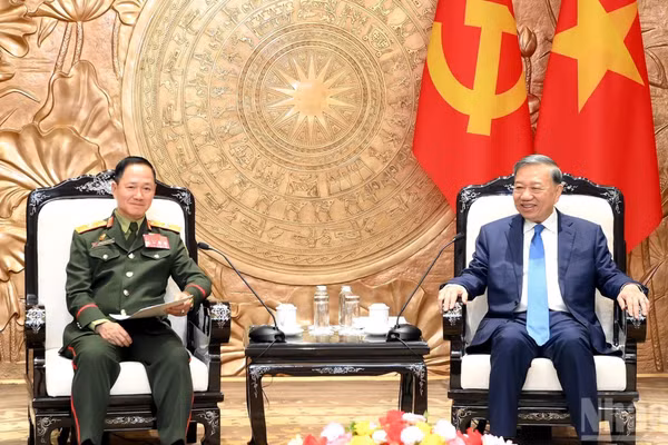 Tổng Bí thư, Chủ tịch nước Tô Lâm tiếp Đại tướng Khamlieng Outhakaisone, Ủy viên Bộ Chính trị Đảng Nhân dân Cách mạng Lào, Phó Thủ tướng, Bộ trưởng Quốc phòng Lào, tại Trụ sở Trung ương Đảng, ngày 14/10/2026. (Ảnh: ĐĂNG KHOA)