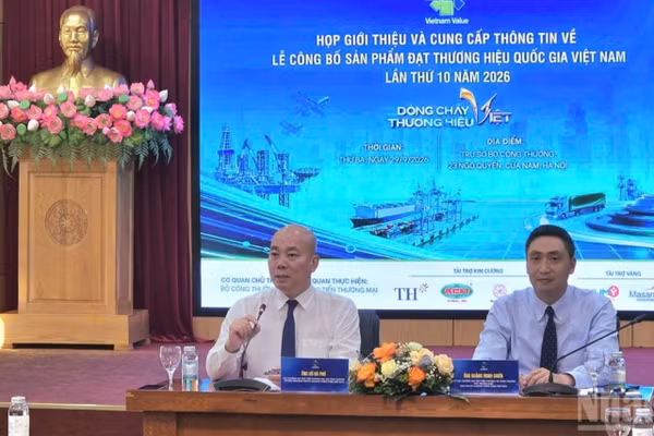 Cục trưởng Cục Xúc tiến thương mại Vũ Bá Phú và ông Hoàng Minh Chiến, Phó Cục trưởng Cục Xúc tiến thương mại chủ trì họp báo. (Ảnh: KIM DUNG)