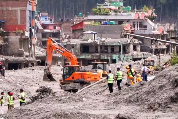 Công tác khắc phục hậu quả sau lũ quét tại Nuwakot, Nepal. (Ảnh: ANI/TTXVN)