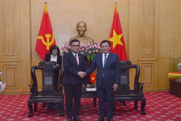 Đồng chí Nguyễn Xuân Thắng, Ủy viên Bộ Chính trị, Giám đốc Học viện Chính trị quốc gia Hồ Chí Minh, Chủ tịch Hội đồng Lý luận Trung ương và ông H. TB. Ace Hasan Syadzily, M. Si, Chủ tịch Học viện LEMHANNAS. (Ảnh: PHẠM CƯỜNG)