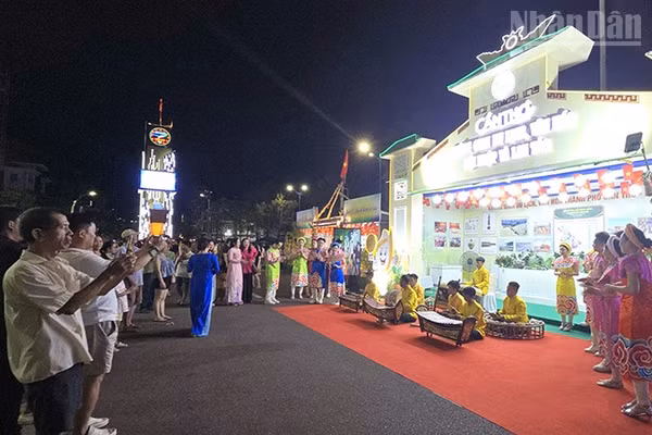 Đông đảo người dân và du khách thích thú với tiết mục trình diễn tại gian hàng thành phố Cần Thơ. (Ảnh: PHÚC THẮNG)