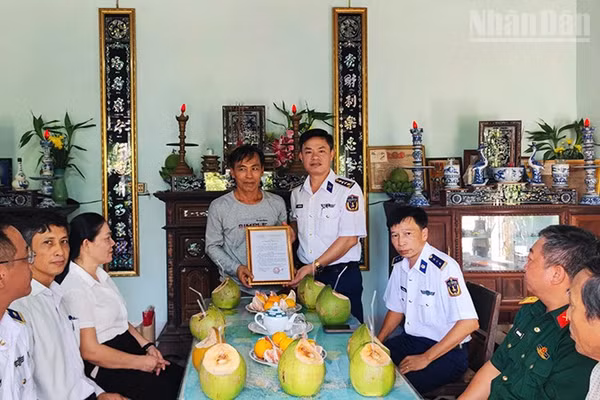 Đại tá Nguyễn Tiến Đức trao quyết định phụng dưỡng Mẹ Việt Nam Anh hùng Lâm Thị Hoạnh. (Ảnh: NAM TRUNG)