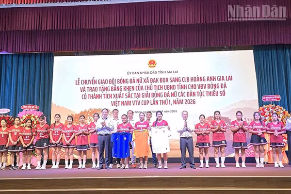 Các đại biểu trao áo đấu mới cho các cầu thủ. (Ảnh: PHÚC THẮNG)