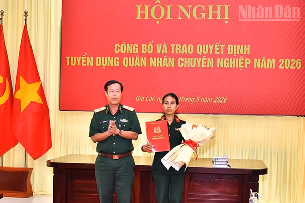 Thiếu tướng Trần Công Đức, Phó Tư lệnh, Tham mưu trưởng Quân đoàn 34 trao quyết định tuyển dụng và phong hàm cho đồng chí Rmah H'Thiệp. (Ảnh: CHU HOÀI)